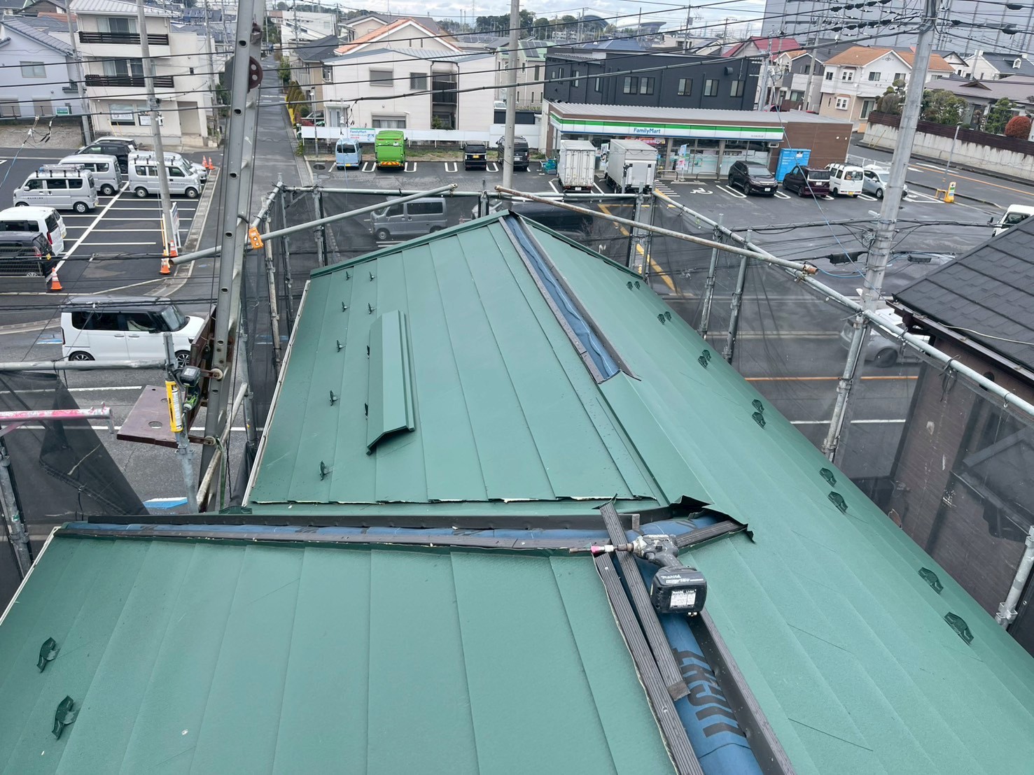 棟板金を取り付ける準備をしている屋根